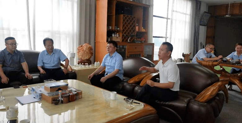 化集团有限公司,满怀感激的送上了一面写着"心系教育 恩泽桑梓"的牌匾