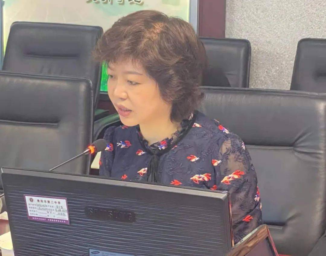 贵阳二中党委书记,校长段丽英代表学校感谢督学和兄弟学校莅临会议