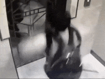 运动会|小伙突然倒地，爬进电梯回家...画面辛酸，网友笑疯却又担忧