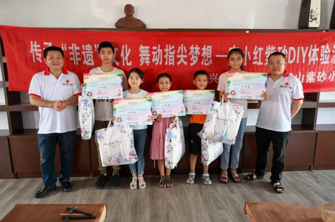 下午14:00,宜兴紫砂小学发生的一幕!
