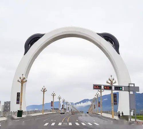 成都熊猫爬墙雅安熊猫爬桥本月36只大熊猫雕塑将亮相大兴二桥