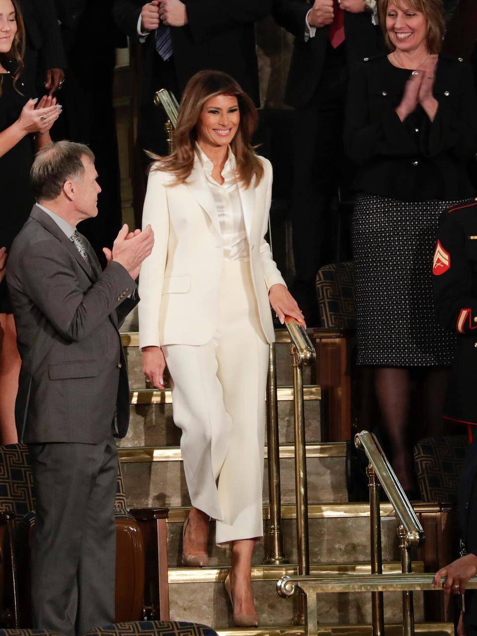 梅拉尼娅带儿子出街巴伦身高直逼姚明把t恤塞进裤腰像老干部