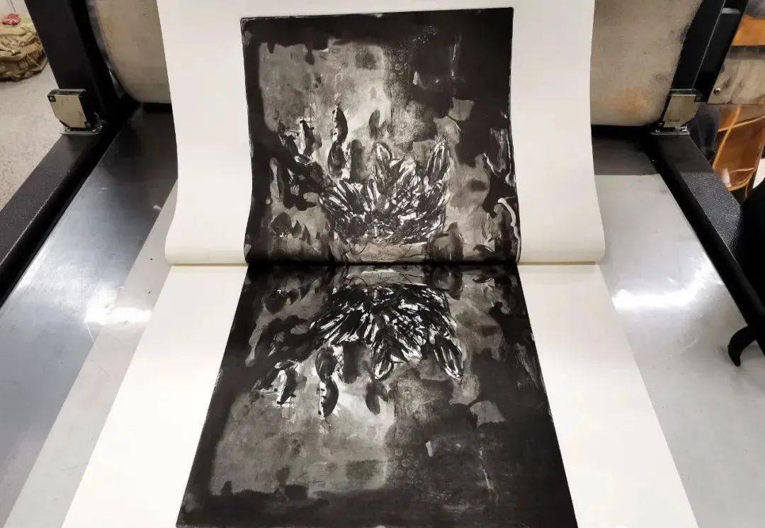 版画技法 | 平版纸基满版印刷_滚墨