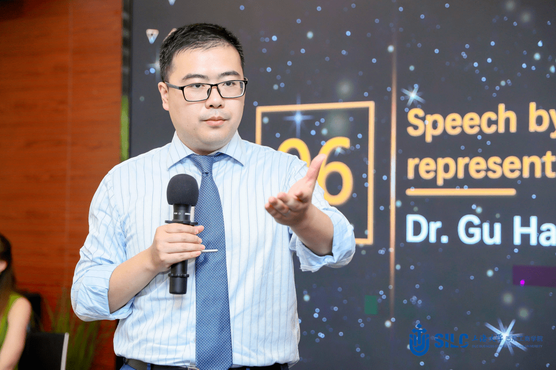 随后,顾浩东老师代表悉商教师们发言.