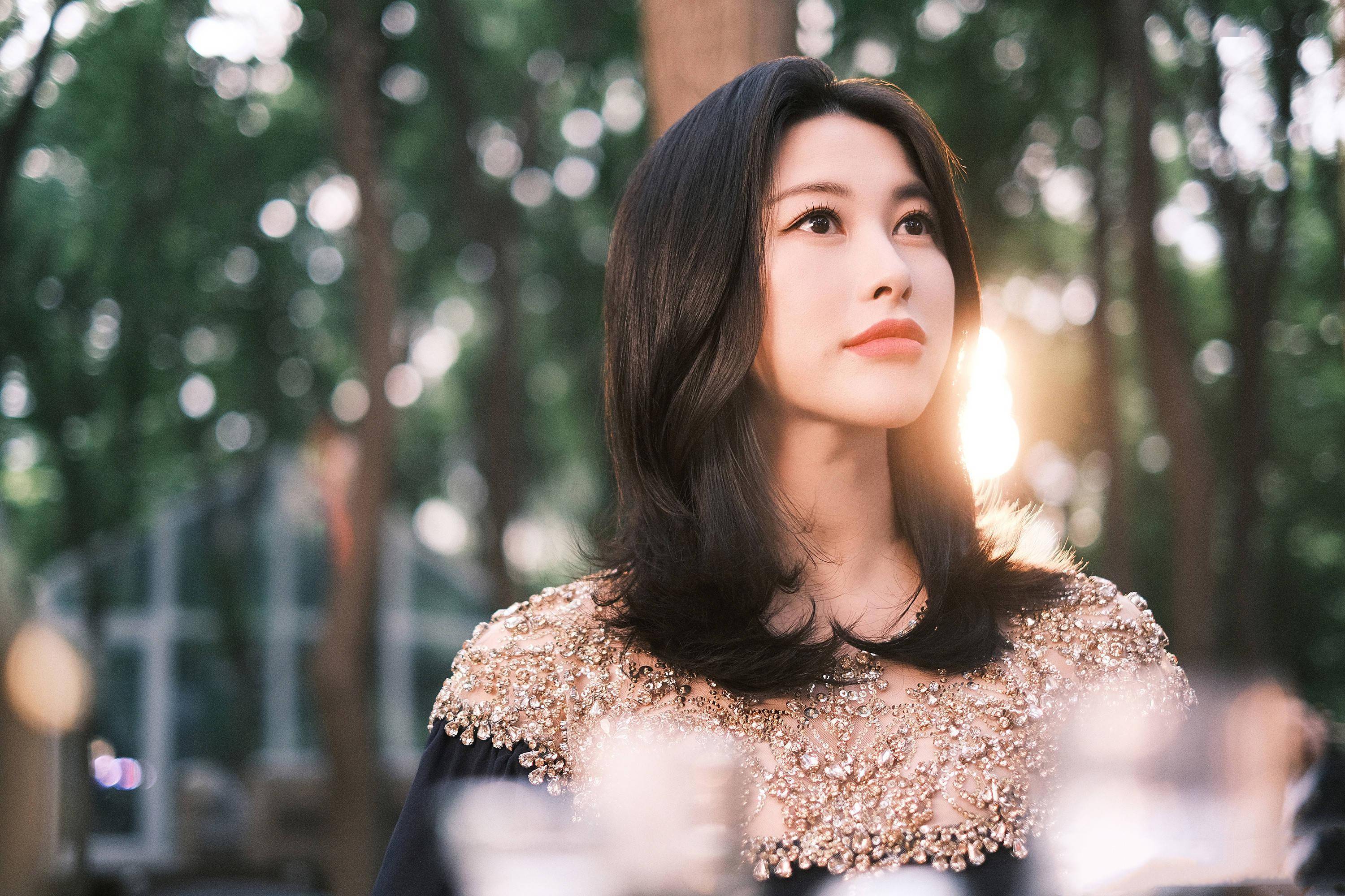 收服法拉利太子爷,入选世界100张最美面孔,朱珠有什么底气?_zara