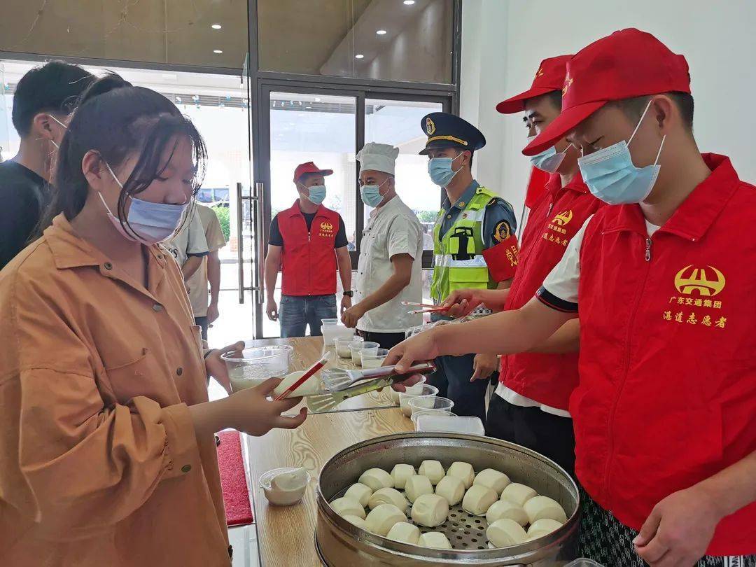 影响|170余名司乘因停航滞留徐闻服务区,这时候他们来了……
