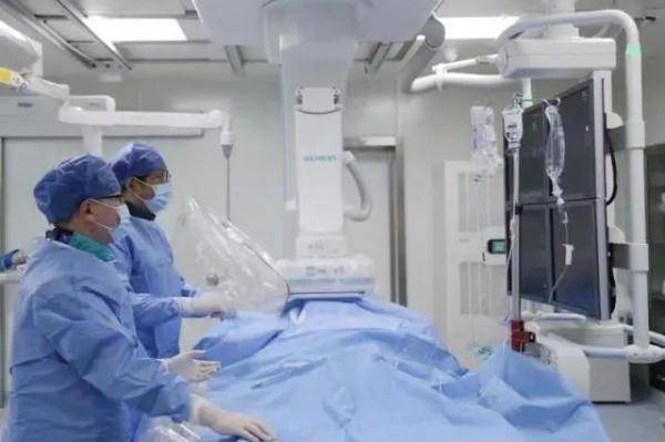 鲁婷婷|“杠飘，胡啦！”老大爷一激动突发心梗…