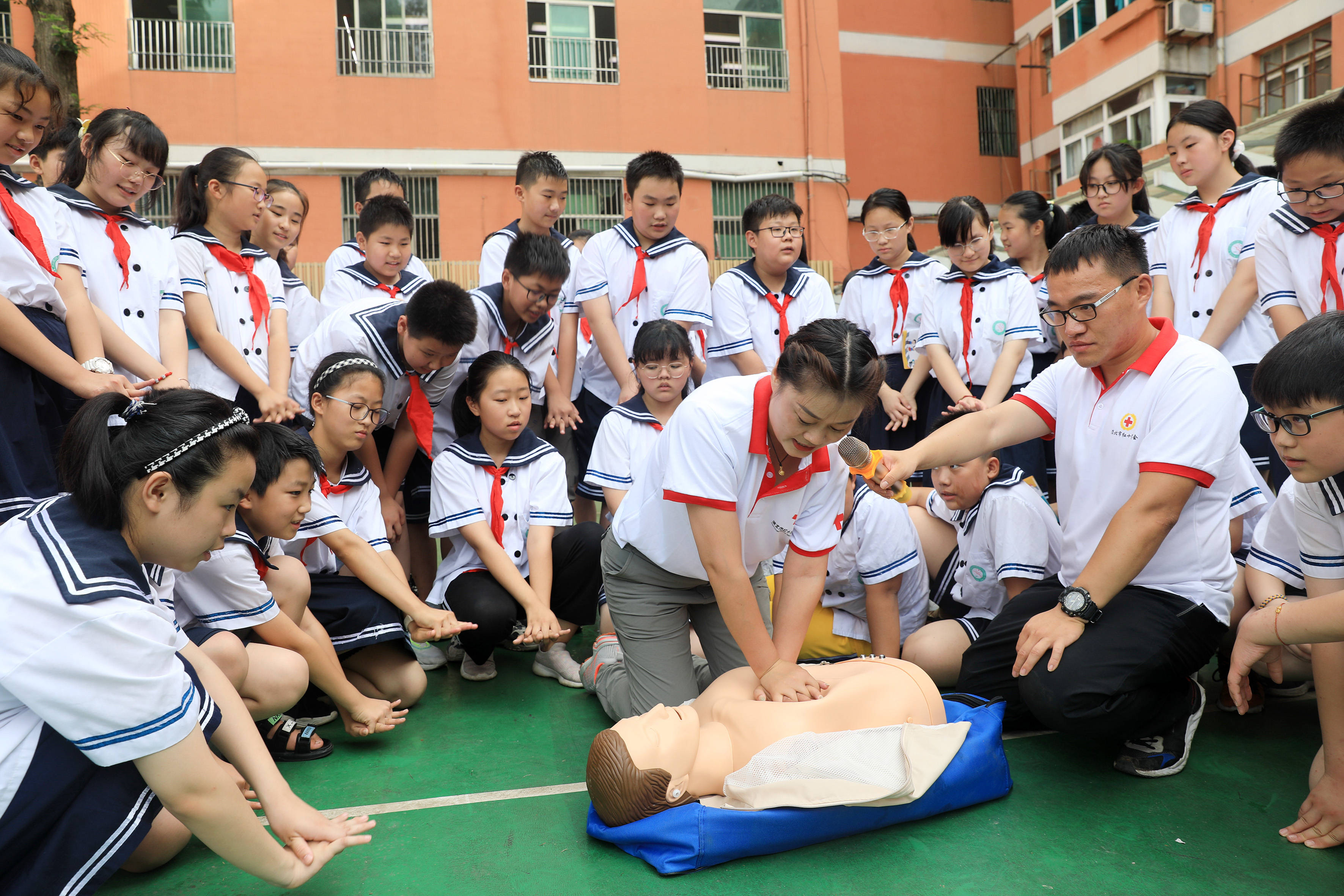 7月7日,淮北市红十字救援队的队员为学生们演示心肺复苏急救操作.