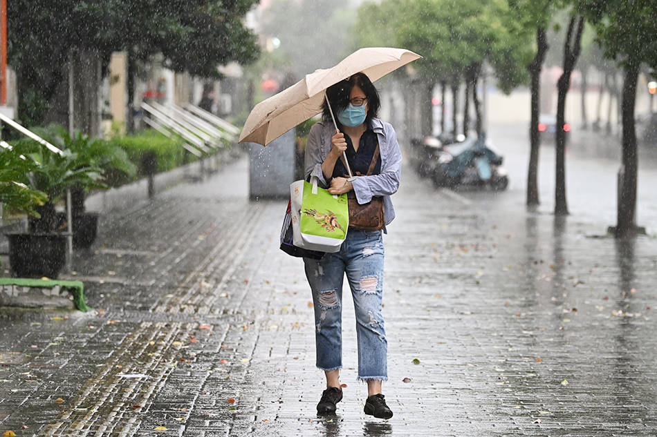 2021年7月8日,上海市閔行區,由於短時間暴雨,導致黃樺路路面積水,車輛