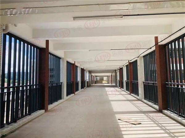 楼间连廊明亮整洁