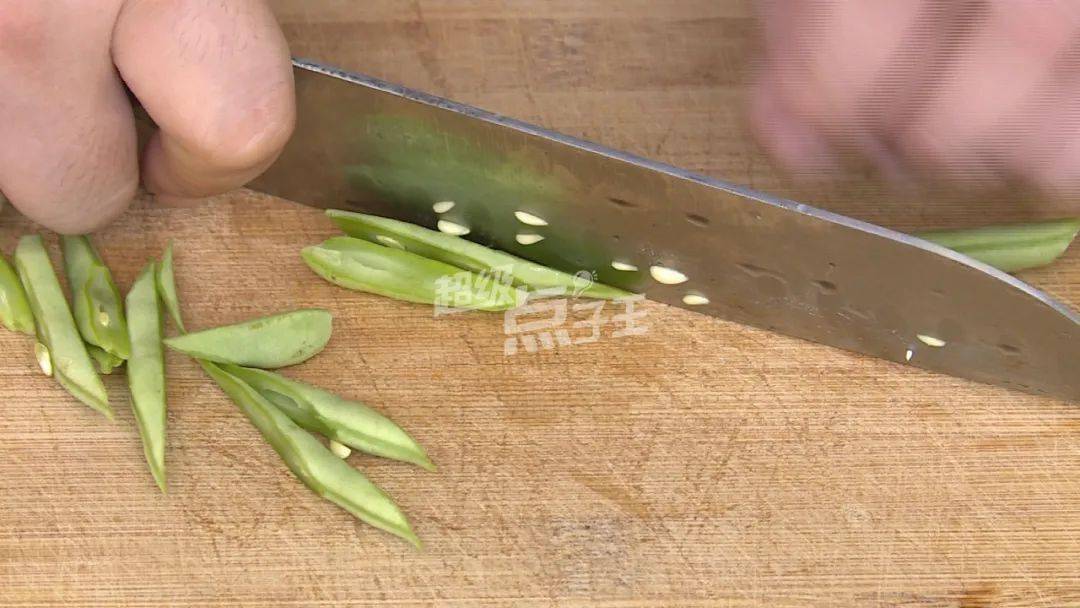 先处理食材,将四季豆斜刀切成小段,这是让四季豆入味的关键,斜刀切