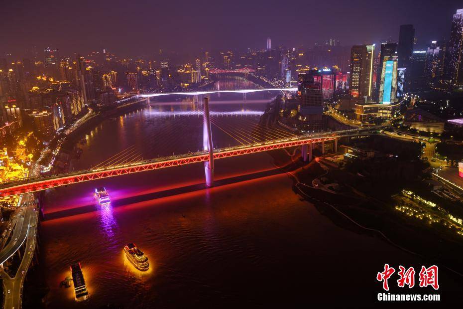 at|Experience ＂Cloud Walk＂ at Chongqing 250-meter glass viewing platform