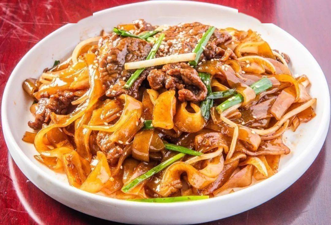 分量十足色泽光亮的干炒牛河只需稍稍添加食材就能为这道菜增添风味吃