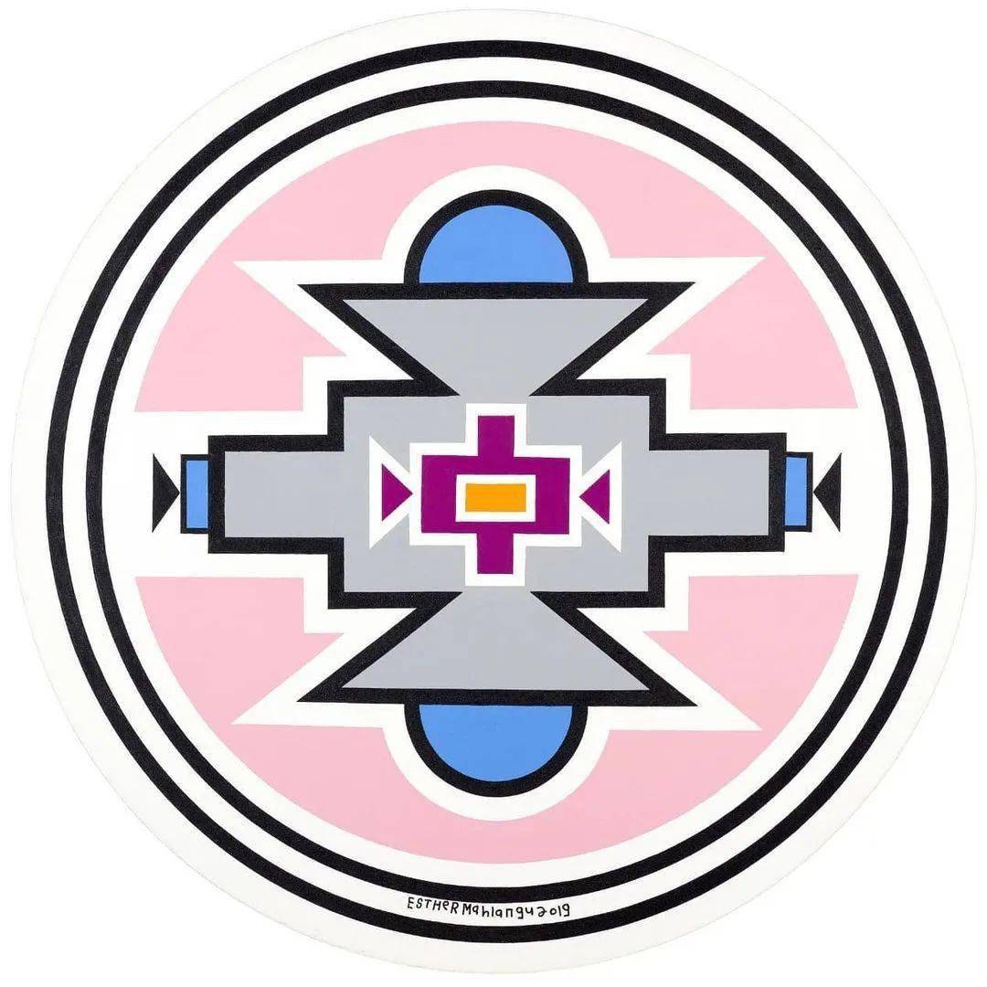 86岁非洲老太没上过学却用一根羽毛震撼世界征服宝马