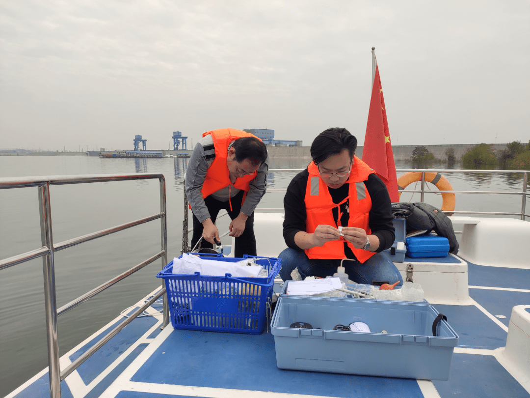 肖晓月(右)在丹江口水库进行水质现场检测