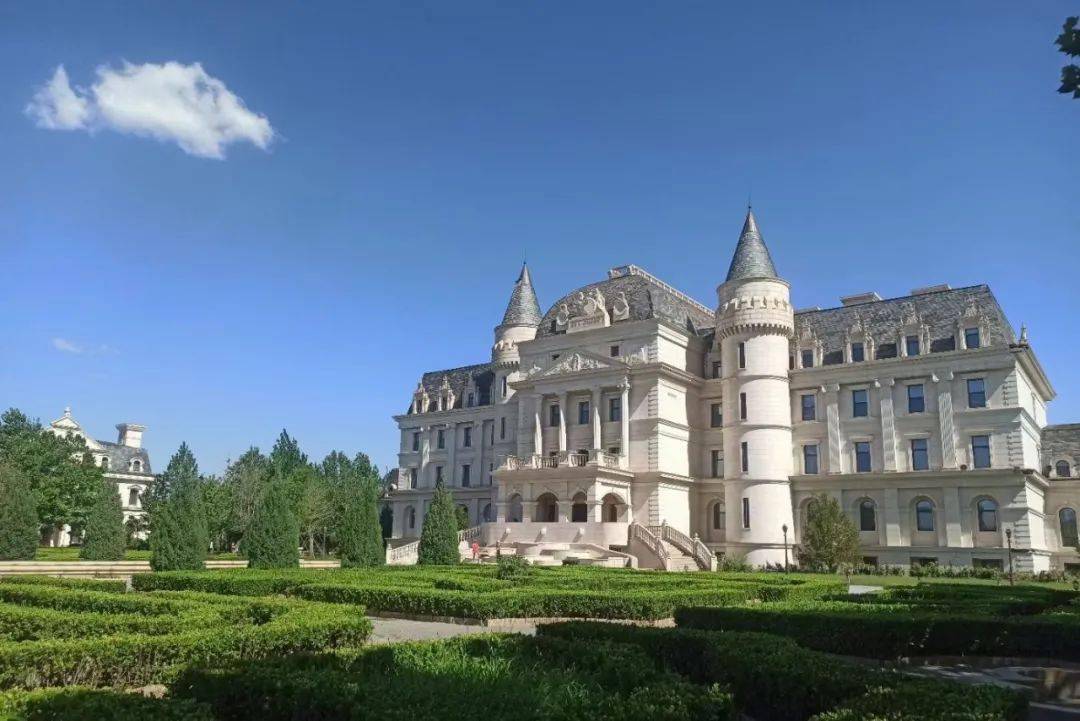 的园博园欧洲园都会是不二之选,而这其中的依文城堡则是必打卡之地,究