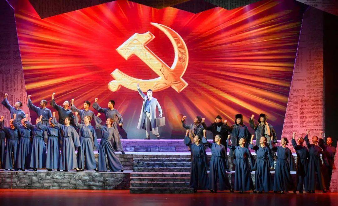 舞台极富艺术感染力,引起现场观众情感共鸣,点燃了观众心中的红色情怀