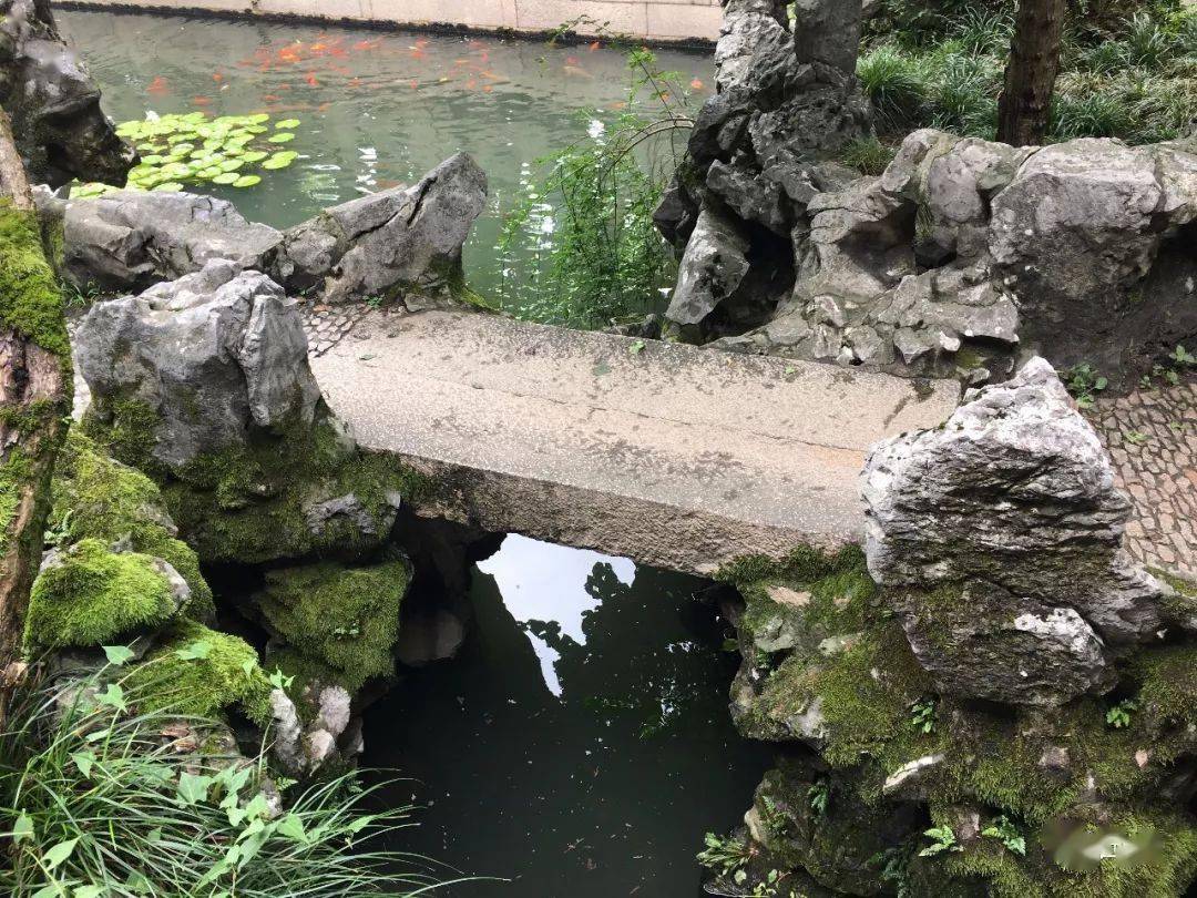 平桥就是桥面平坦的桥,即桥面与水面或地面平行,桥面没有起伏,桥面