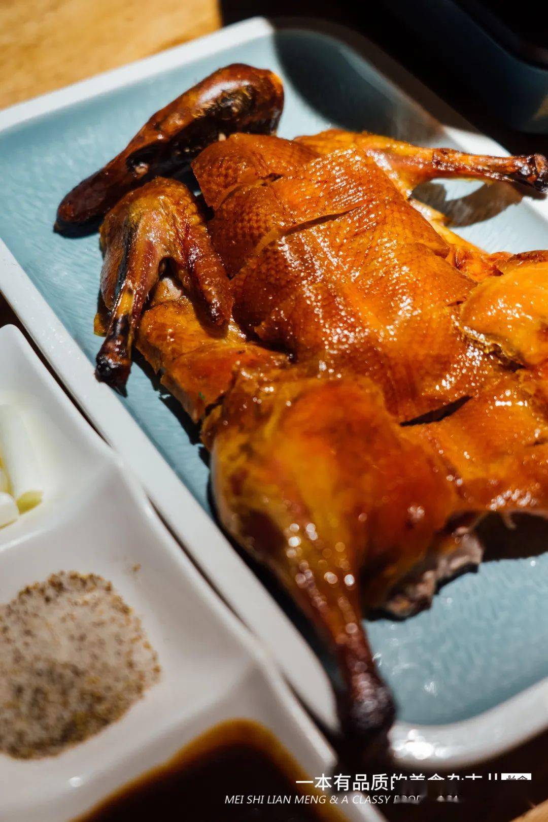 的宜良小麻鸭,滇铺子为了将鸭子独特的香味全部释放,采用松毛进行烤制