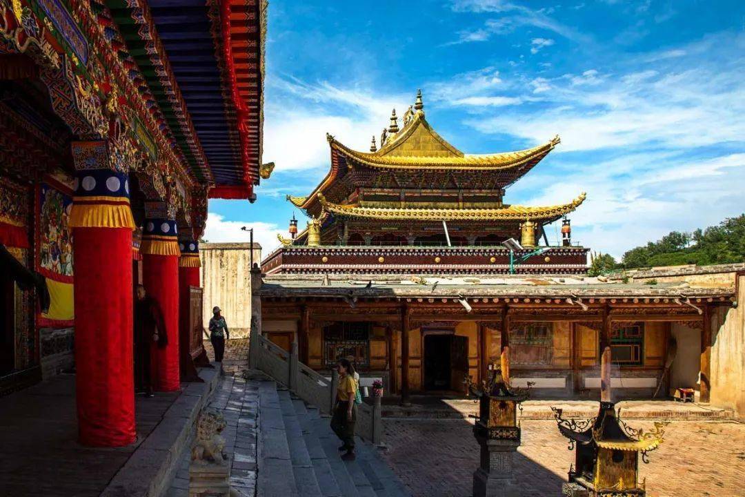 大金瓦殿,小金瓦寺,大经堂,小花寺等最为有名,更有享誉中外的塔尔寺