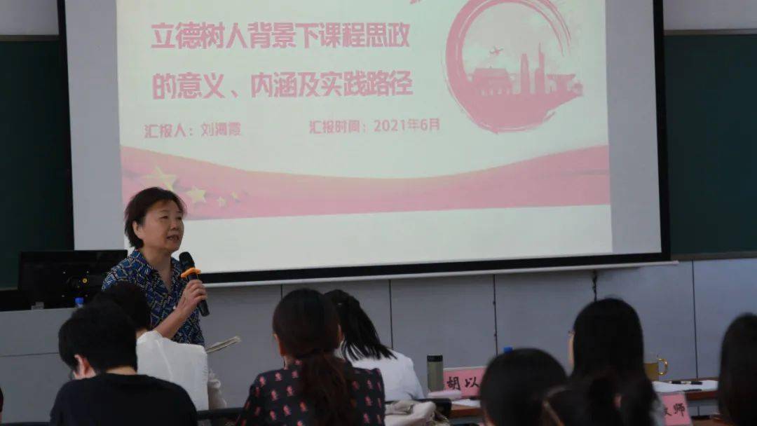 图7 北京市职教学会胡以伦秘书长做总结图8 现场参会领导,老师合影