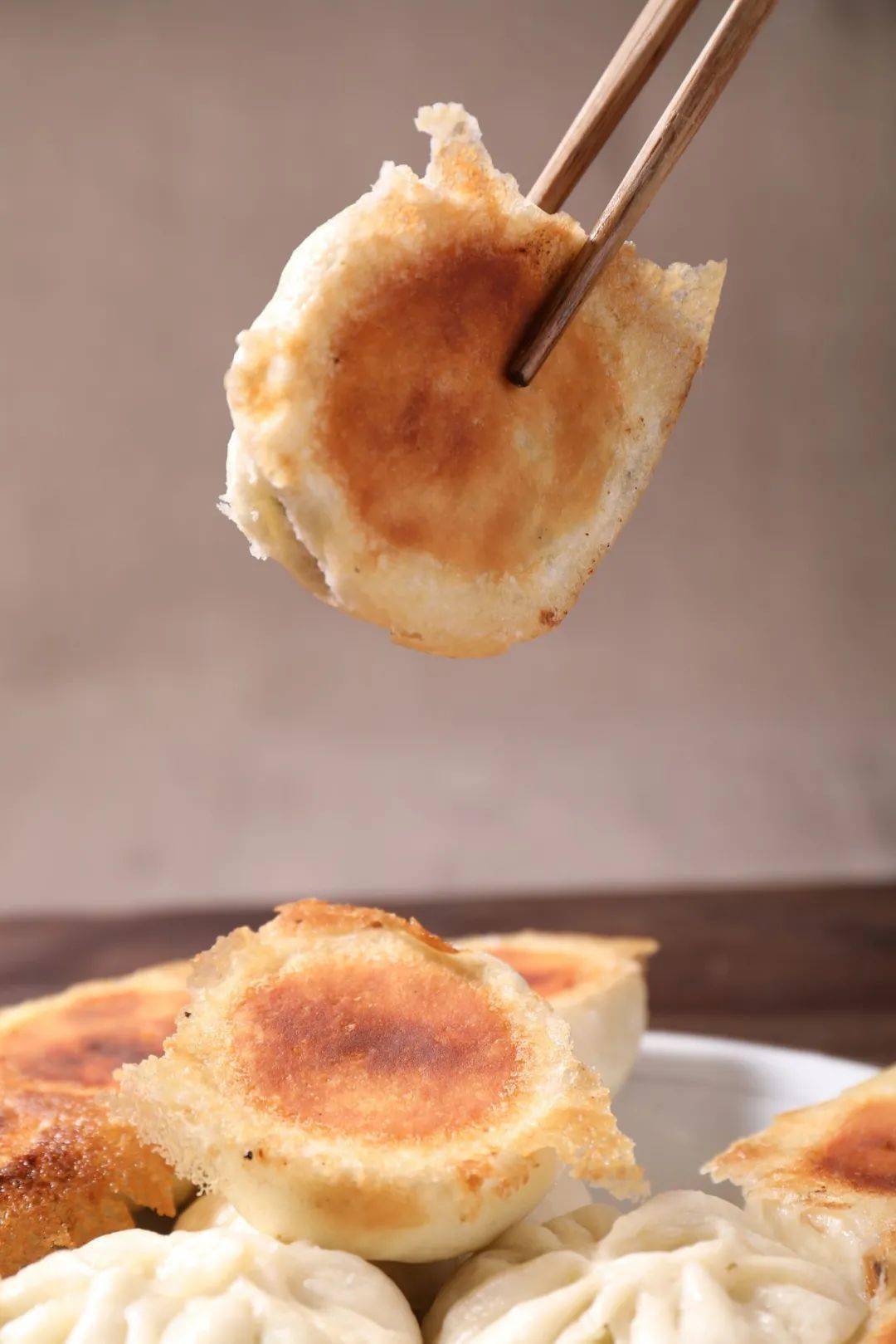 不过北京现在卖水煎包的,大多是河南馆子. 水煎,是一种烹饪方法.