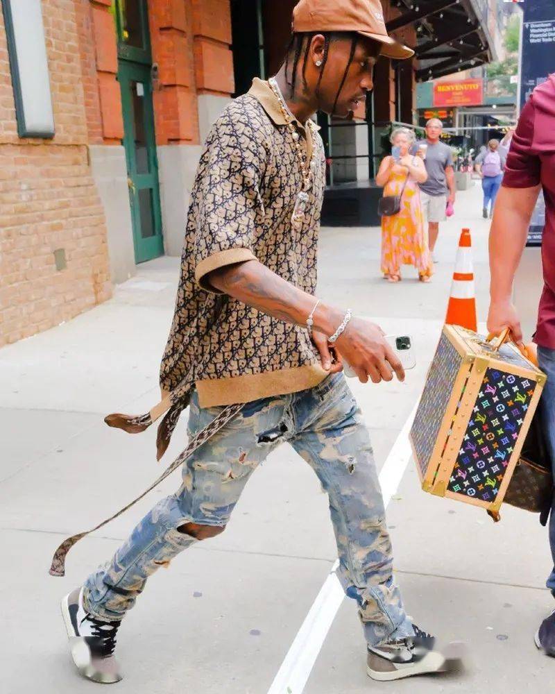 Cactus|Travis Scott 上脚新配色反勾 AJ1！不是闪电联名！