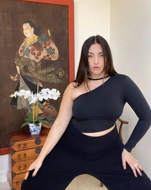 110公斤亚裔模特站上秀场打破偏见不是所有亚裔女孩都娇小