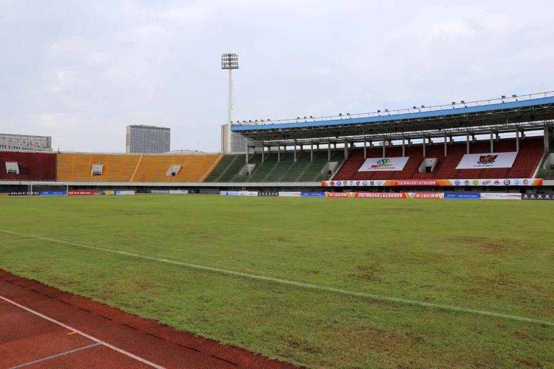 比赛图片最近的梅雨季及甬超联赛的进行,让富邦体育场的草皮显得有些