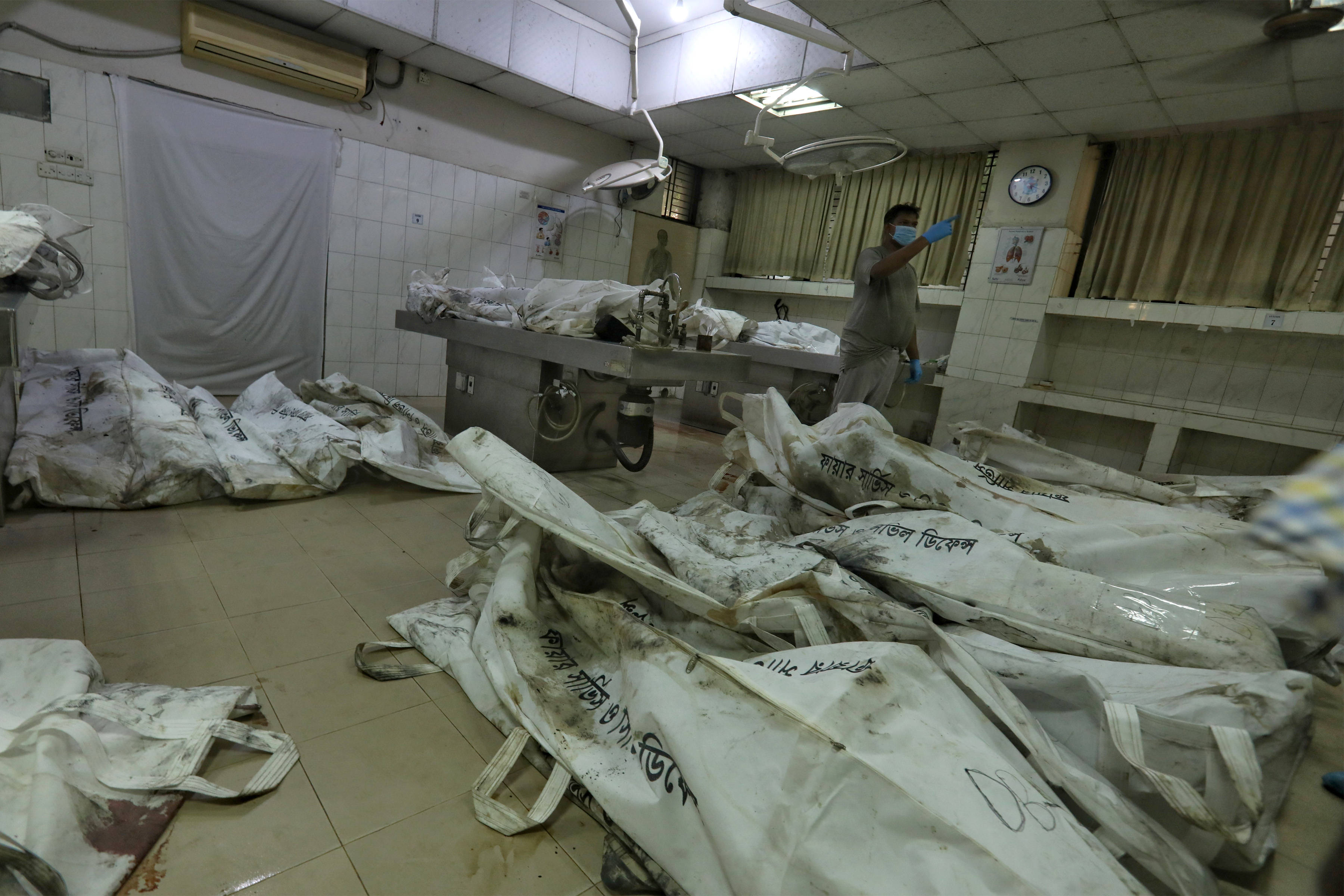 7月9日,孟加拉国达卡一处医院内放置着纳拉扬甘杰工厂火灾遇难者的