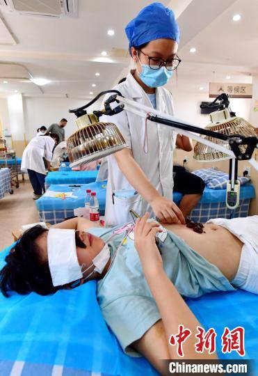 进行|盛夏三伏天 福州市民热衷“三伏灸”