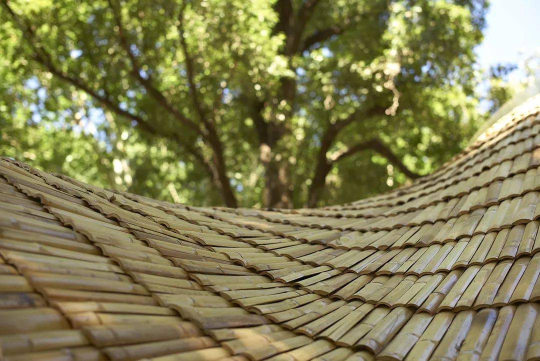 竹瓦屋面细部经过数字设计工具提取的竹梁在工厂内预制加工编号,再到