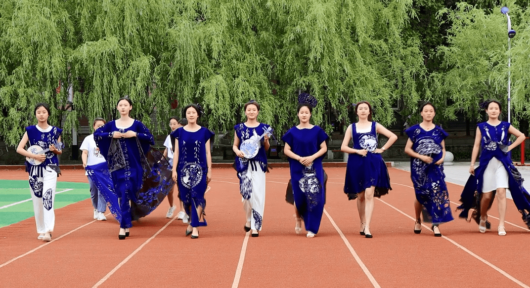 青花瓷|【黑龙江交通广播】牡丹江大学生用纸剪出青花瓷衣服，其中裙摆长10米……（视频）