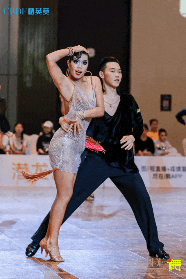 舞池中翩翩起舞扬起的裙摆,吸引着场外观众的眼球,裙摆往哪里甩,眼睛