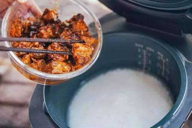 排骨焖饭酱汁放多少 ea8c554943fb4d188a94d0d9cf5de21e.jpeg