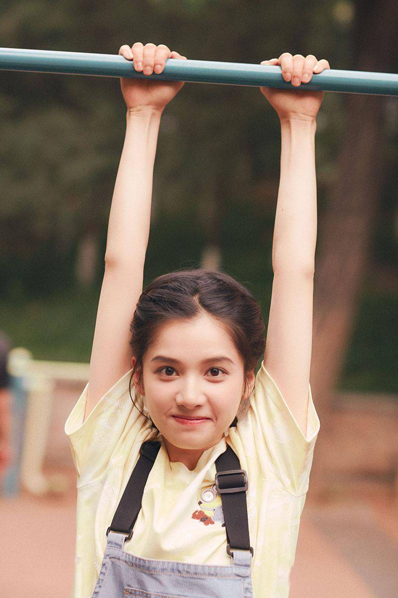 蓝色|张婧仪游乐场生日照曝光 俏皮灵动化身在逃小仙女