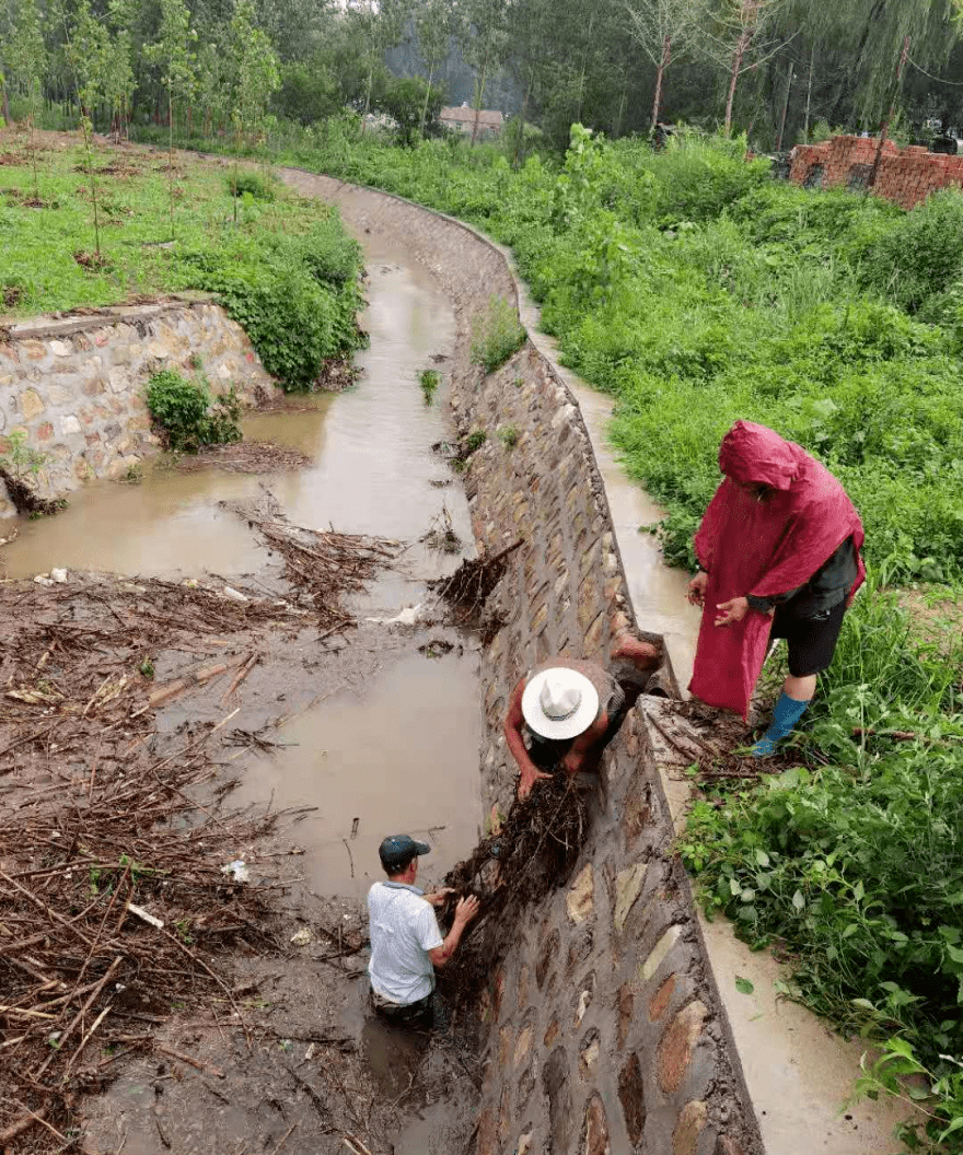 雨情就是命令,平谷区党员干部在防汛一线