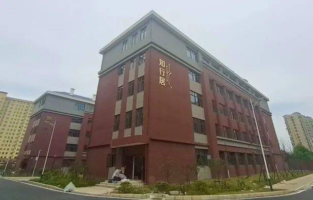 目前,武汉市汉南区育才中六幢教学相关建筑已全面竣工,篮球场等小型
