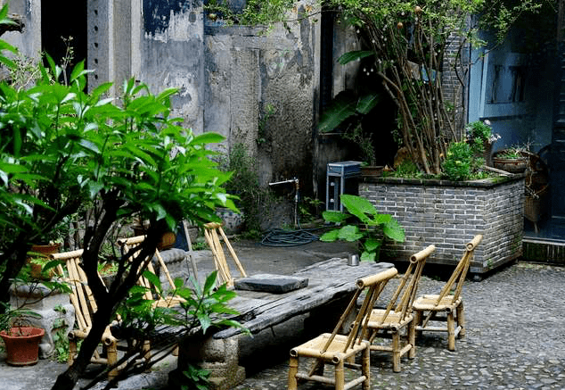 过了几年哥搬到单位分的宿舍,小左长长舒了口气