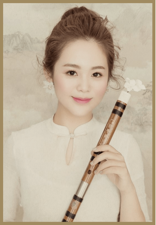 现就读于中央音乐学院,师从著名笛子演奏家 ,教育家 ,博士生导师戴亚