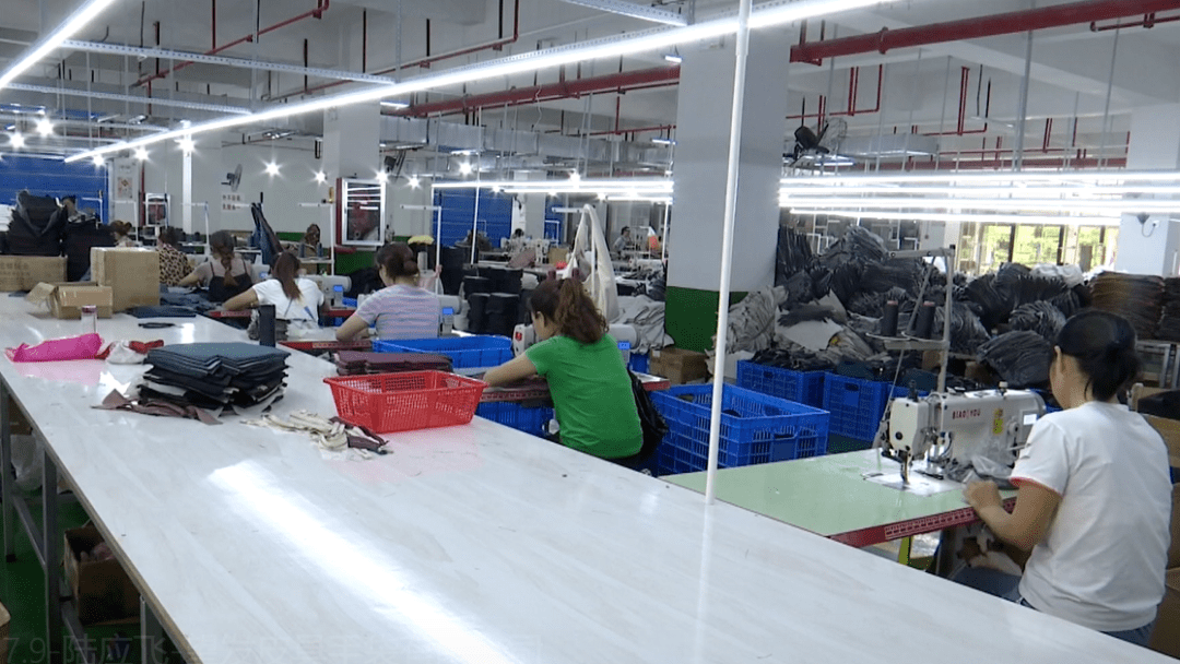 在蟠桃街道平郎社区望发皮具手袋有限公司生产车间,记者看到工人们