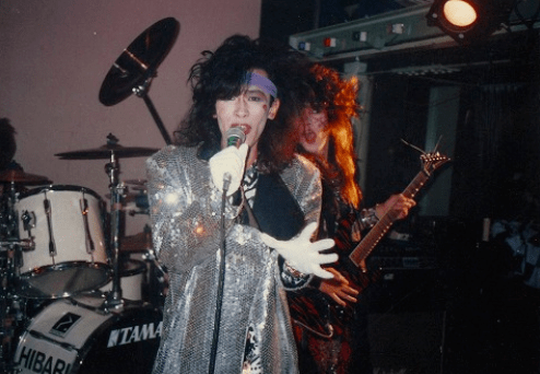 在舞台上的西川茂,可以说是光芒四射,自然吸引了许多女孩子的目光