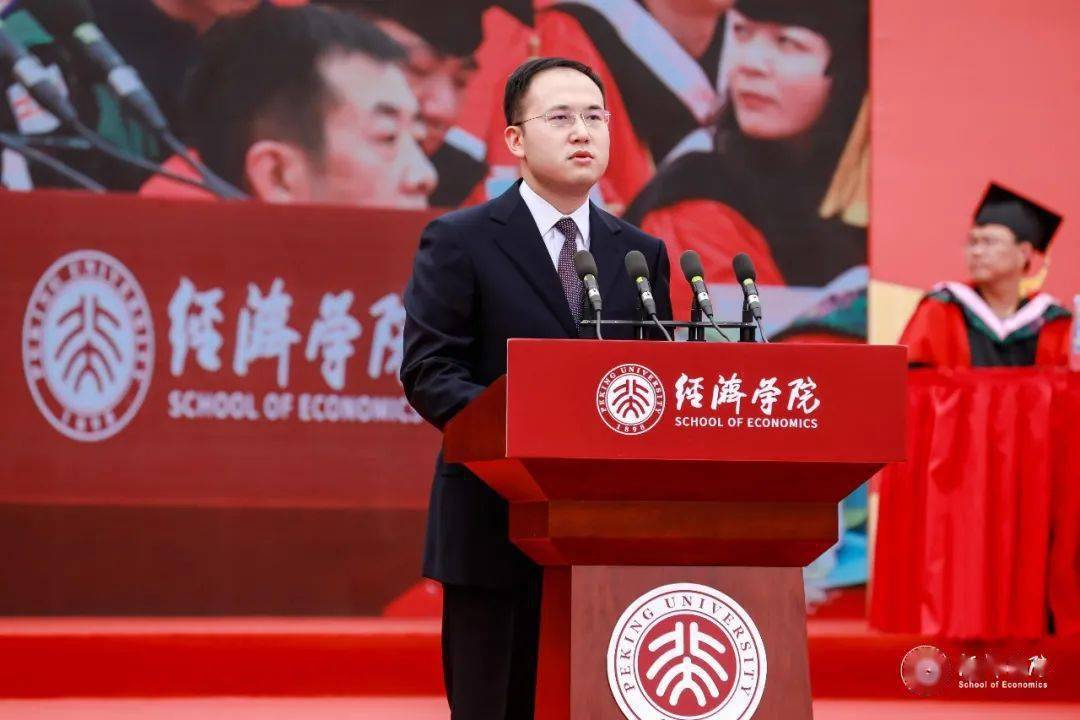 北大经院校友代表刘铠维经济学院1994级本科生,1998级硕士生,现任银