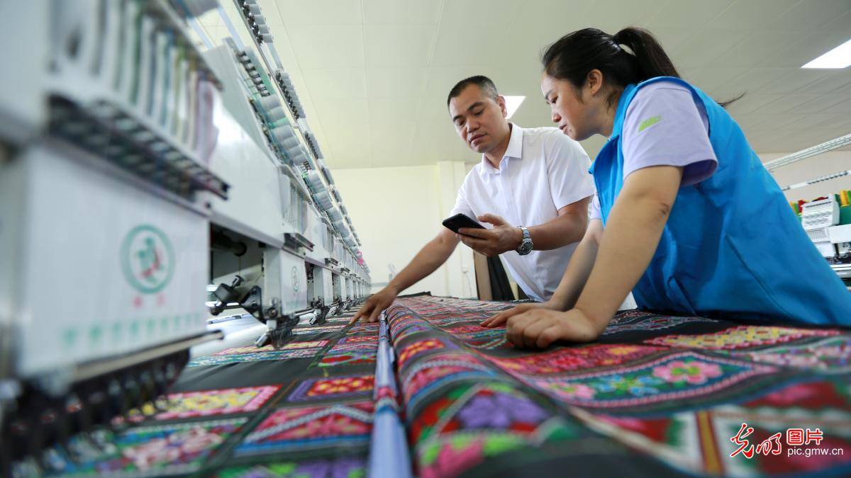 native|Embroidery workshop helps local poverty alleviation in SW China's Guizhou