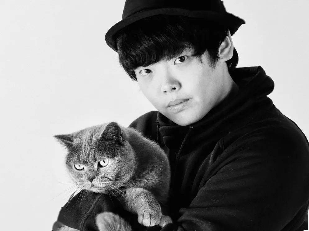 代表作:《我是月亮》、《长生》、《杂音》、《世外》等。>>导演 丁一滕