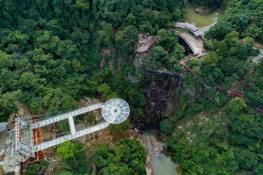 由悬空玻璃平台 玻璃栈道 观瀑玻璃桥组成云天玻霸是世界上首个高空