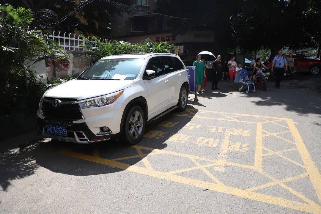 并要求各小区物业管理公司规范消防车通道标线施划,加强车辆引导,人员