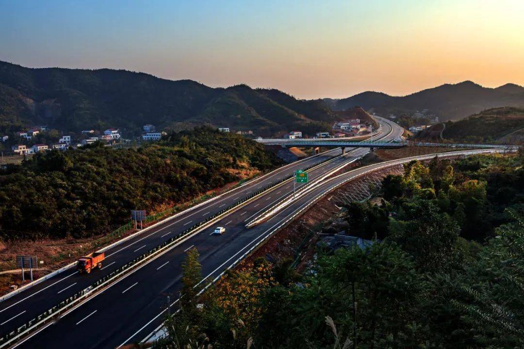 一条高速公路运来了一座学校高速改变湖南