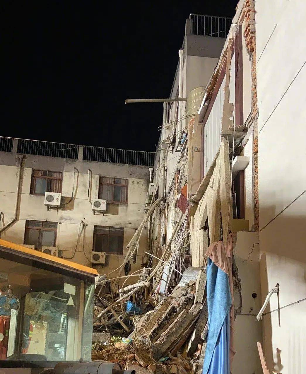 突发江苏一酒店坍塌有人员被困正紧张救援中