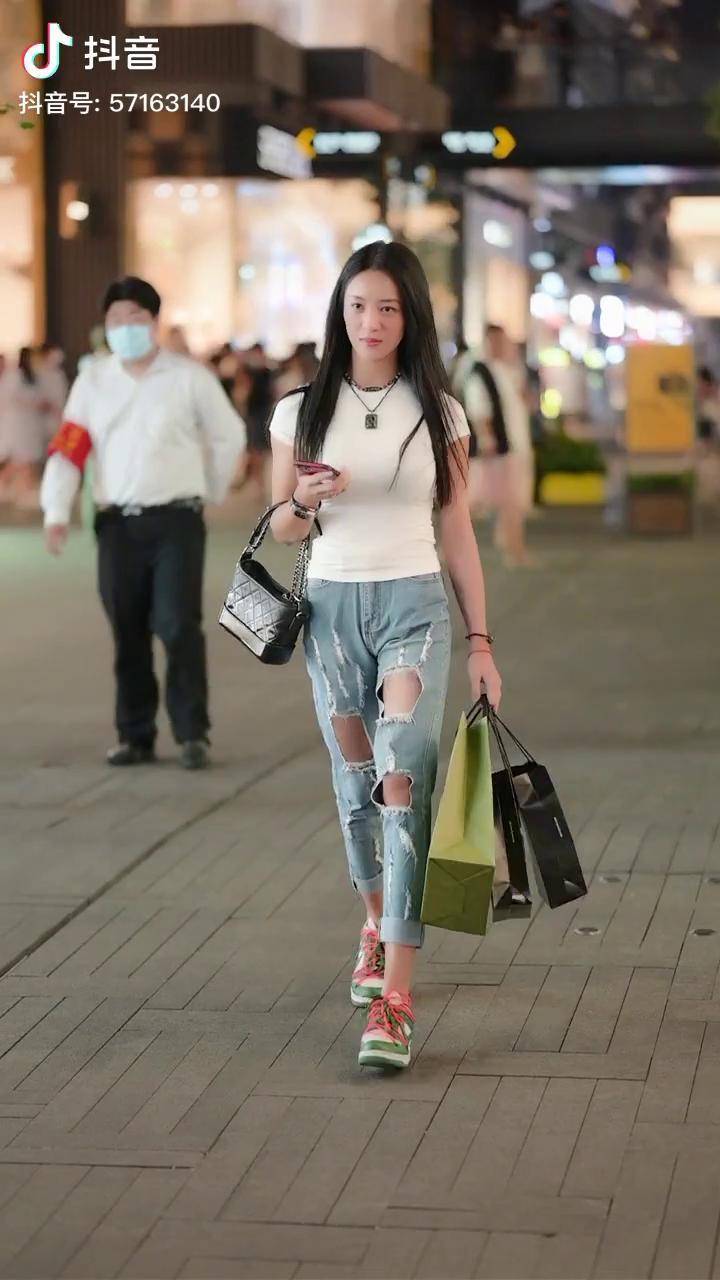 中午一个粉丝还问什么时候拍女神 陈莹莹-y ,这不晚上就偶遇了哈哈!